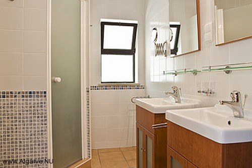 A picture of the family bathroom.