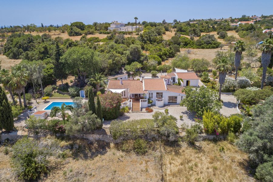 Luxury detached holiday home with private pool in Algarve, close to beaches and facilities