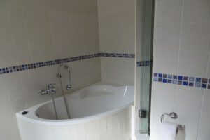 Small but nice bathtub in holiday home Vila Maria in the Algarve. En suite bedroom.