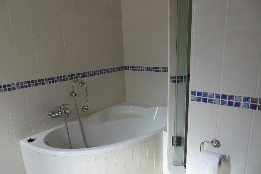 Small but nice bathtub in holiday home Vila Maria in the Algarve. En suite bedroom.