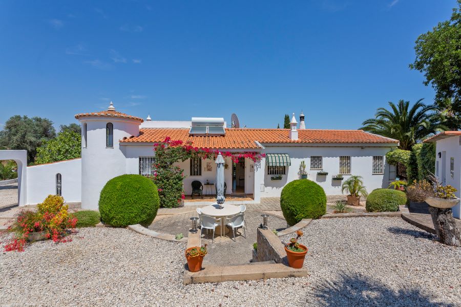 Back of your holiday home in the Algarve. Only 800 meters from the sea and beaches. Double garage and annex.