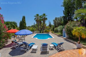 Private swimming pool with outdoor shower, parasols, sun loungers and terrace for sunbathing. Beach at 800m. For you alone.