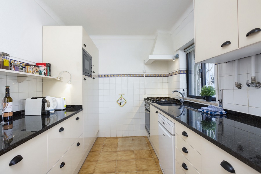 Kitchen with appliances, toaster, Nespresso, kettle, filter coffee and plenty of cupboard space