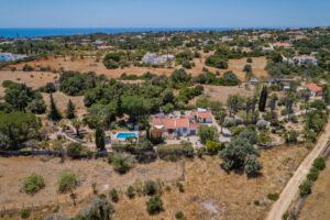 Close to the sea, large garden, lots of privacy, illuminated driveway and close to Praia do Carvoeiro and Praia de Benagil in the Algarve.