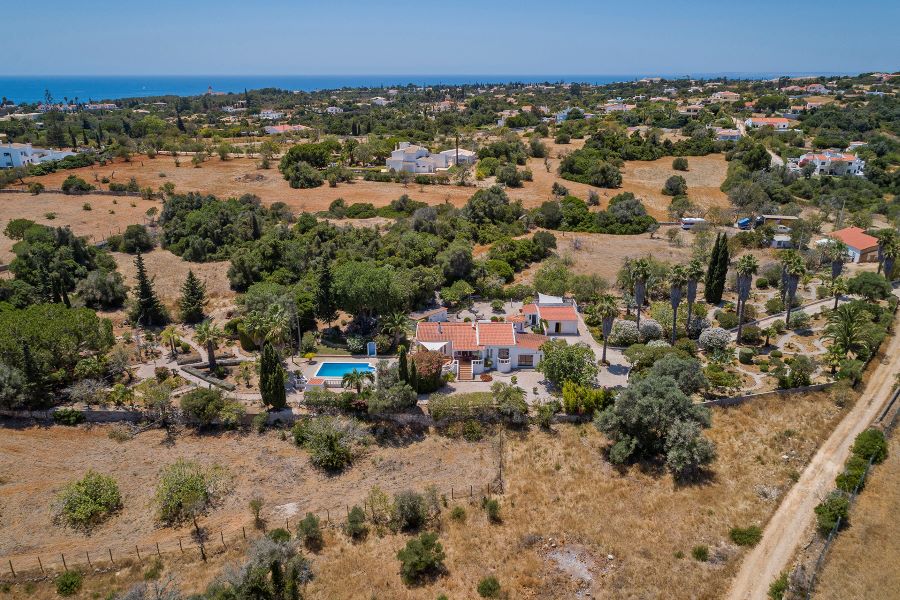 Close to the sea, large garden, lots of privacy, illuminated driveway and close to Praia do Carvoeiro and Praia de Benagil in the Algarve.