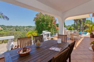Have a nice breakfast in the sun, directly from your living room with air conditioning while enjoying the unobstructed view