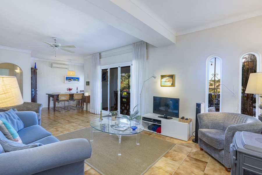 Spacious and cozy living room with heating for the winter visitors. Free Wifi and many TV channels