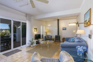 Also heat your house in the sun with the wood stove when you hibernate with your dog. Beaches nearby .