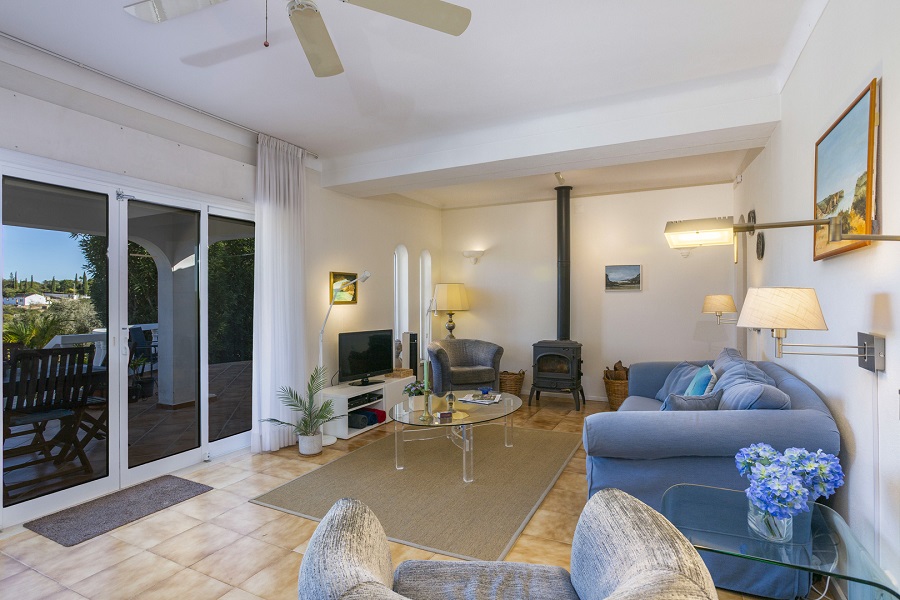 Also heat your house in the sun with the wood stove when you hibernate with your dog. Beaches nearby .