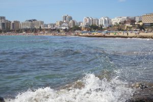 Praia da Rocha beach with many restaurants like NoSolo