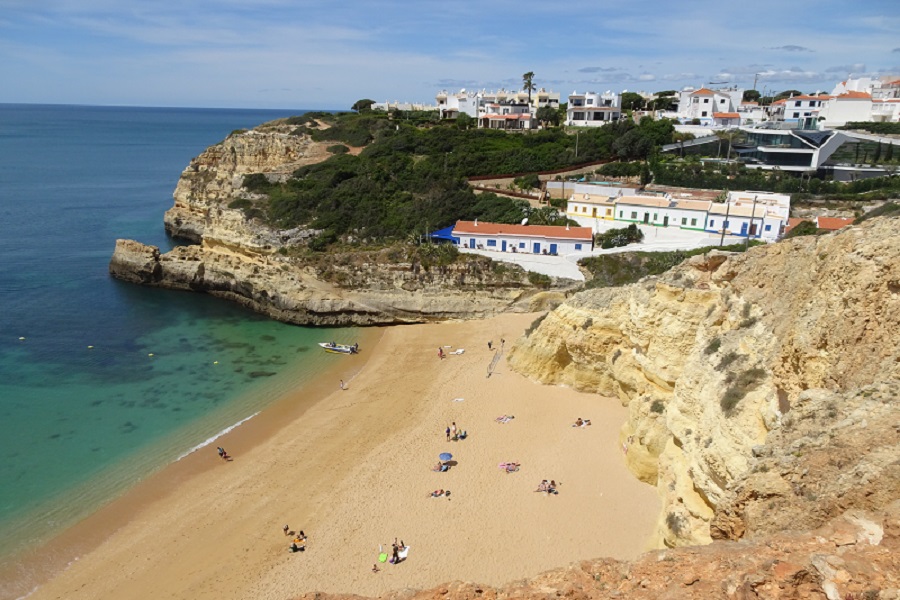 Praia de Benagil beach with boats to visit the caves